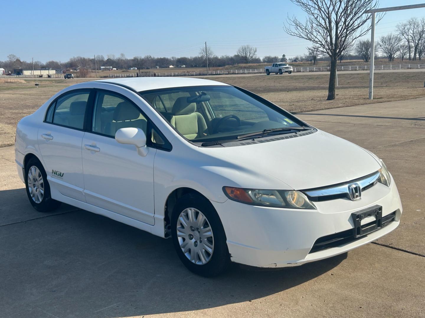 2008 White /TAN Honda Civic (1HGFA46528L) with an 1.8L L4 SOHC 16V CNG engine, AUTOMATIC transmission, located at 17760 Hwy 62, Morris, OK, 74445, (918) 733-4887, 35.609104, -95.877060 - 2008 HONDA CIVIC 1.8L FWD DEDICATED CNG (COMPRESSED NATURAL GAS) VEHICLE. FEATURES REMOTE KEYLESS ENTRY, POWER LOCKS, POWER WINDOWS, POWER MIRRORS, MANUEL SEATS, AM/FM RADIO, CD PLAYER, USB, AUX, 12V POWER OUTLET, CRUISE CONTROL, TRACTION CONTROL, CLOTH SEATS, 195/65R15 TIRES. ONLY 64,943 MILES AND - Photo#2